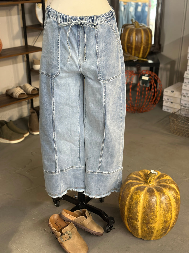 Women's Light Wash Seam Detail Raw Hem Drawstring Waist Denim